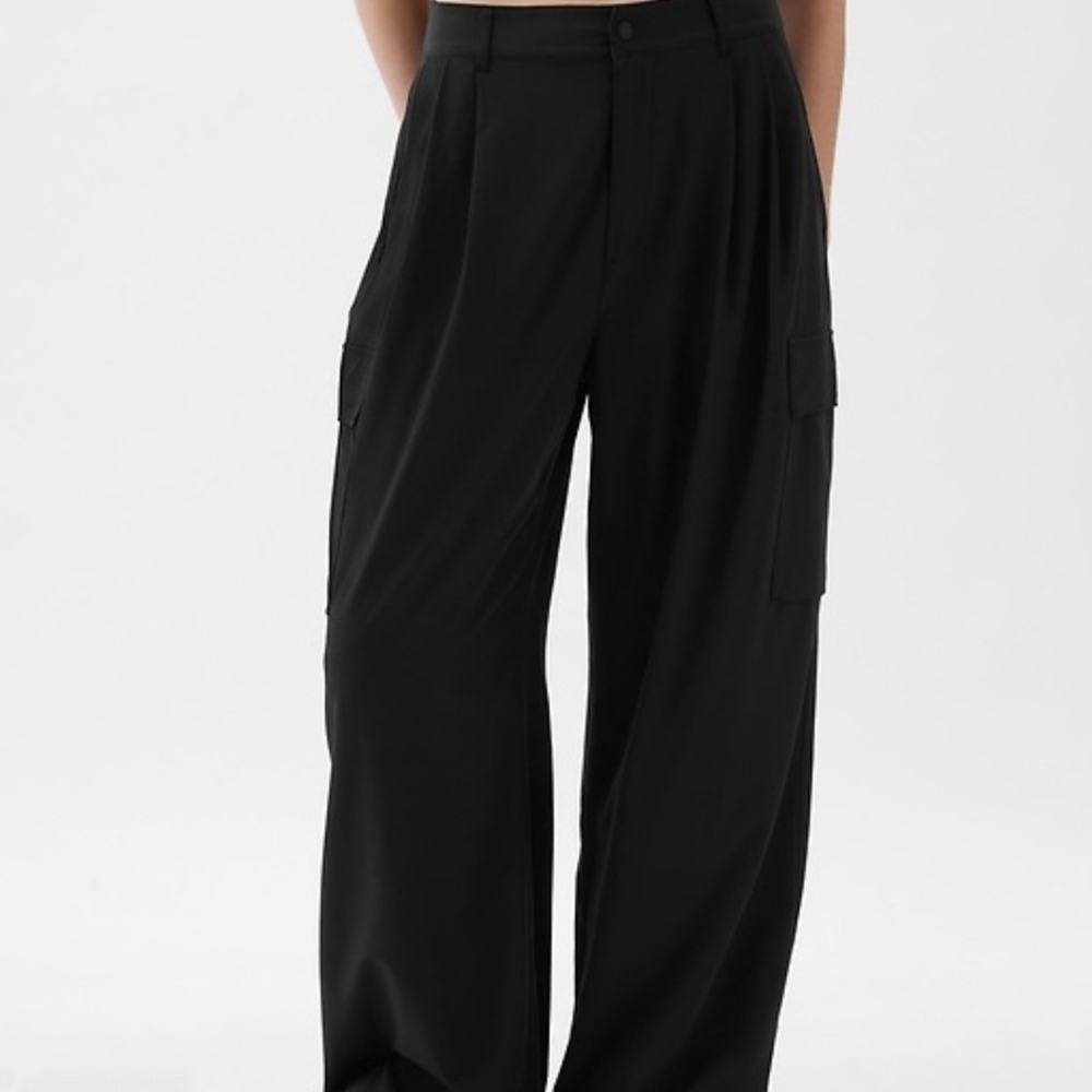 GAP Fit High-rise Runaround Cargo Joggers. Women's. Size Small. Black. - Picture 2 of 8